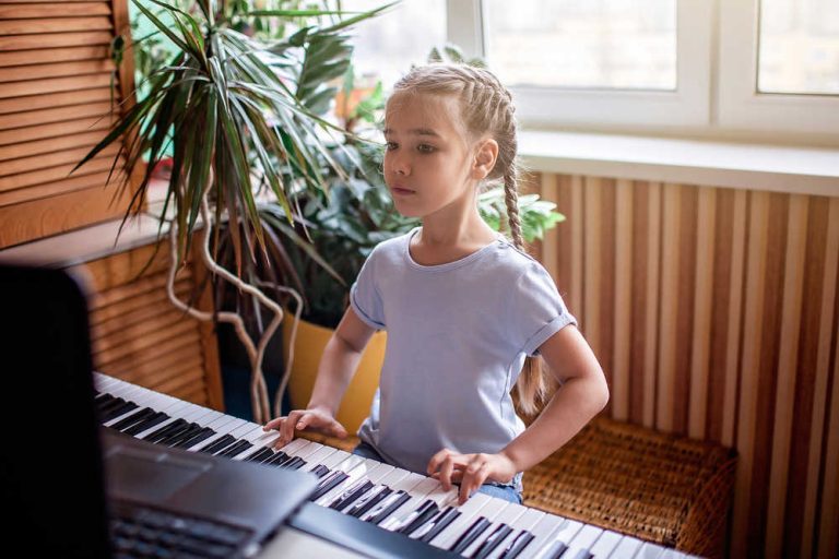 Aprende a tocar el piano durante tu tiempo libre y descubre sus múltiples beneficios